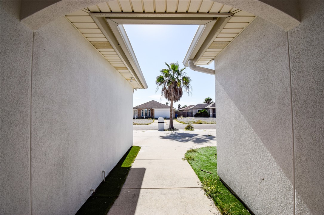 16121 Seagrape St Property Photo 6