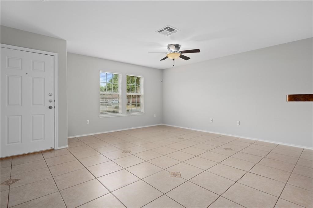 426 Oak Harbor Dr Property Photo 4