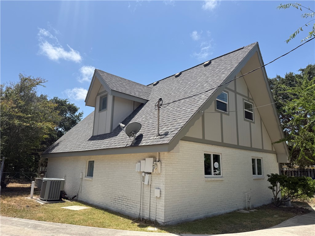 305 Caribbean Dr Property Photo 1