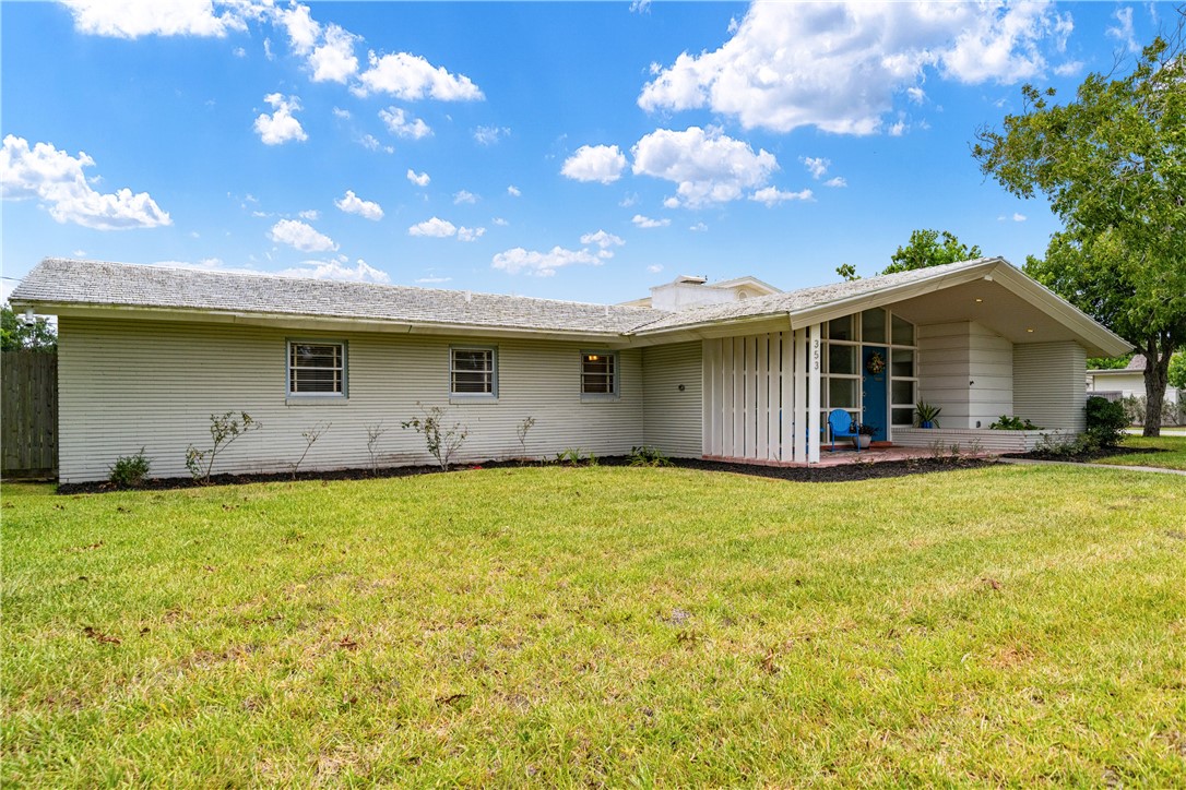 353 Bermuda Pl Property Photo 2