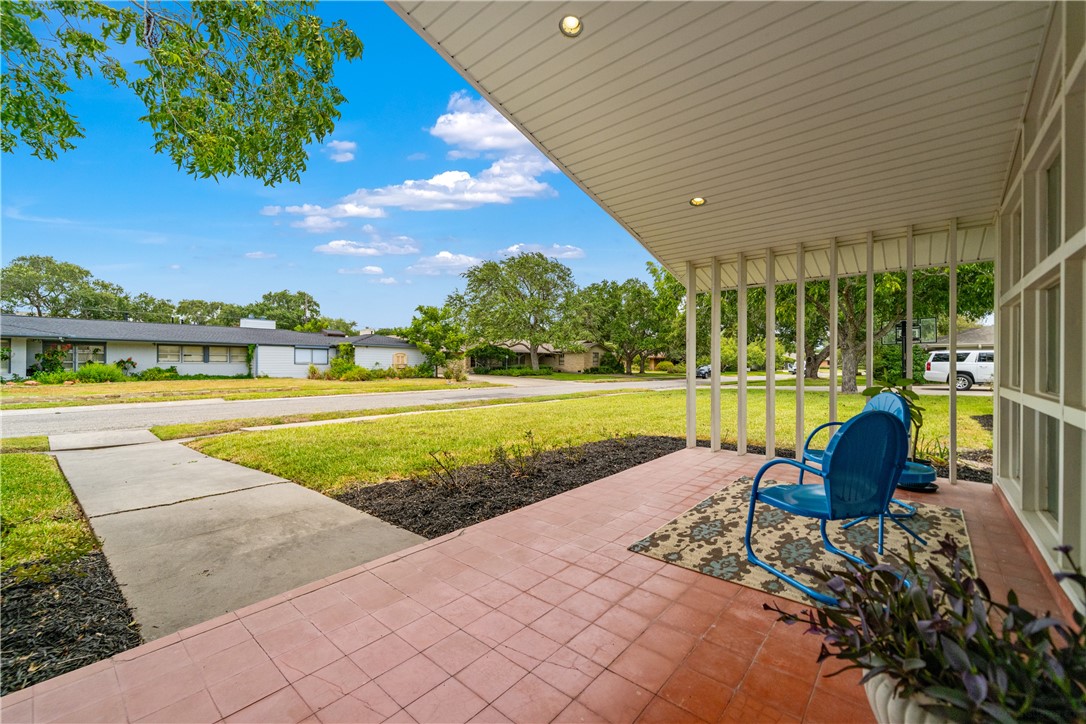 353 Bermuda Pl Property Photo 3