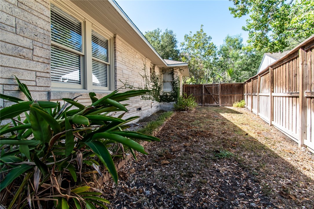 155 Santa Barbara St Property Photo 44