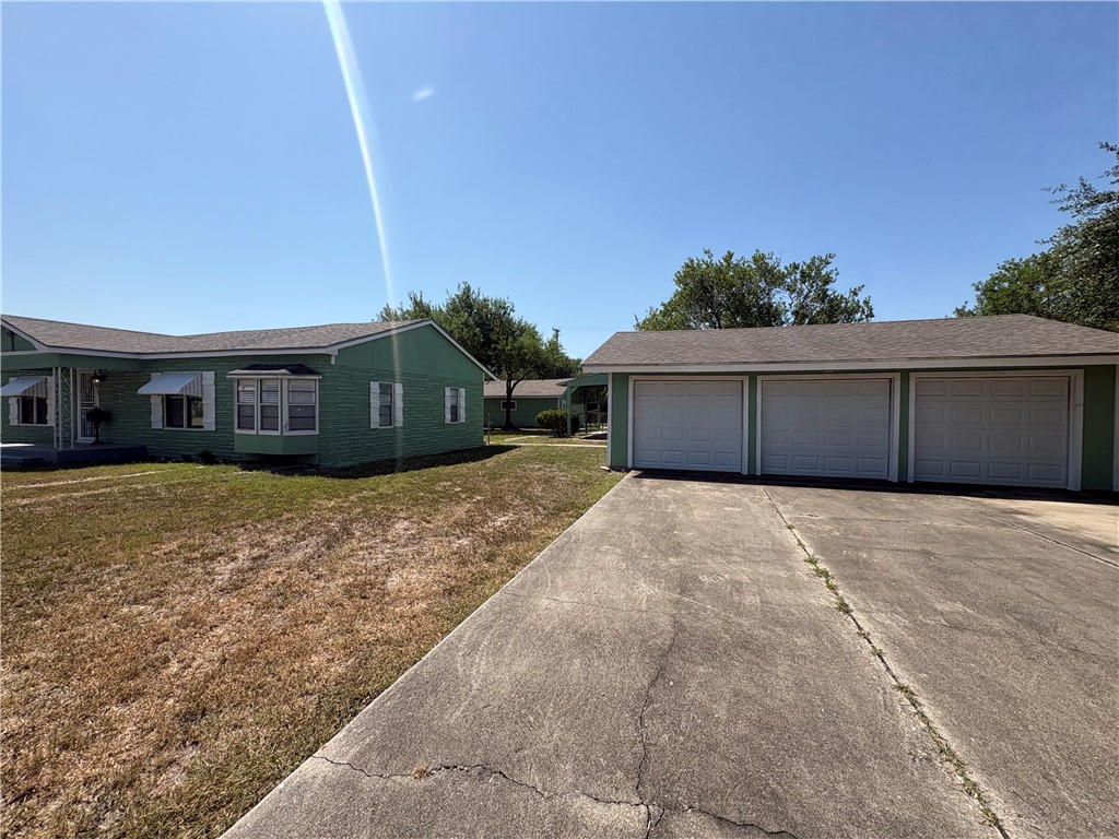 1010 E Fulton St Property Photo 2