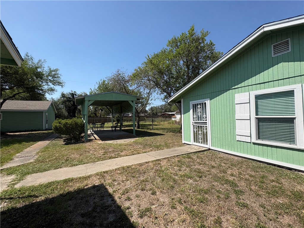 1010 E Fulton St Property Photo 7