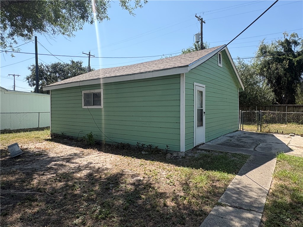 1010 E Fulton St Property Photo 8