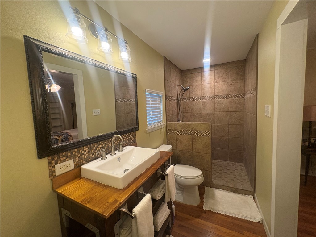 1010 E Fulton St Property Photo 17
