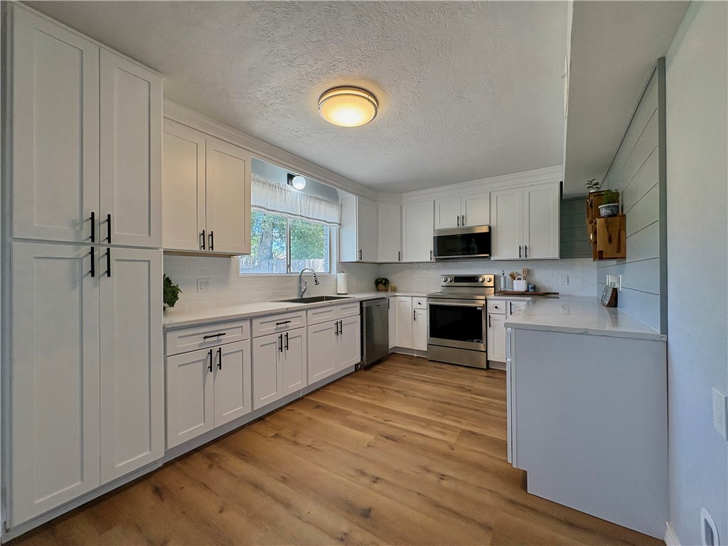 221 Ghent Pl Property Photo 3