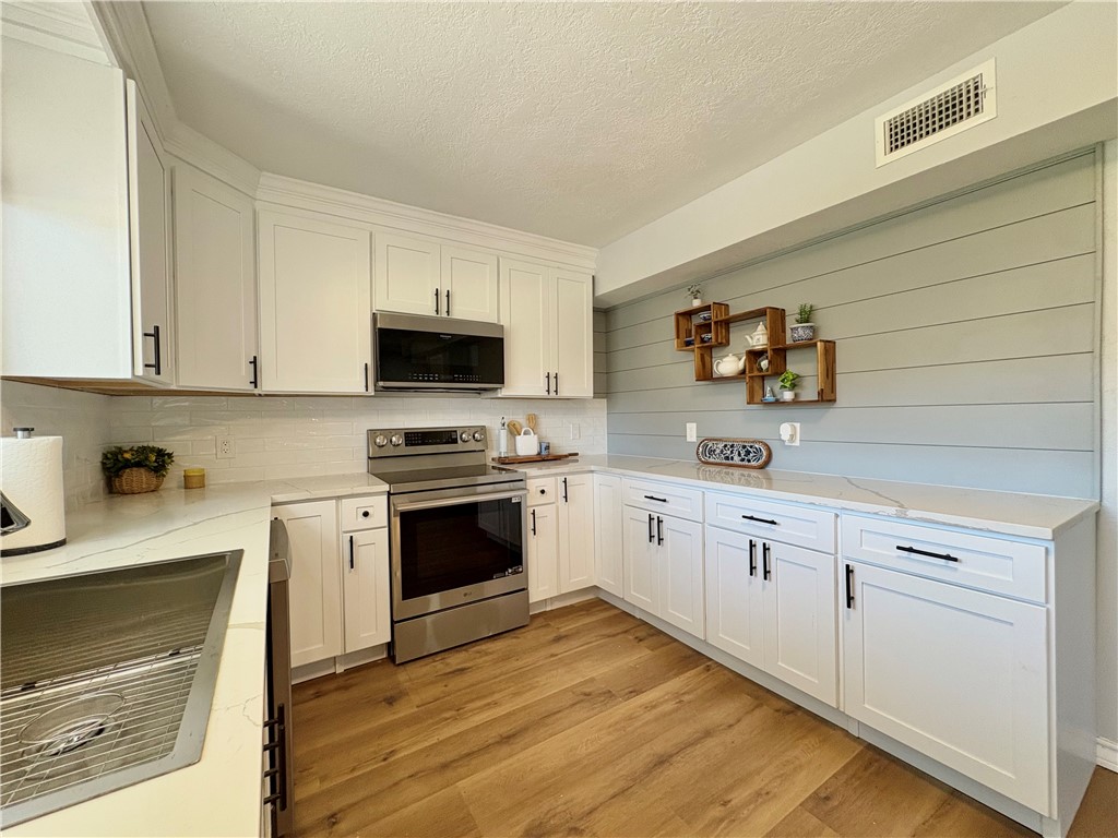 221 Ghent Pl Property Photo 4
