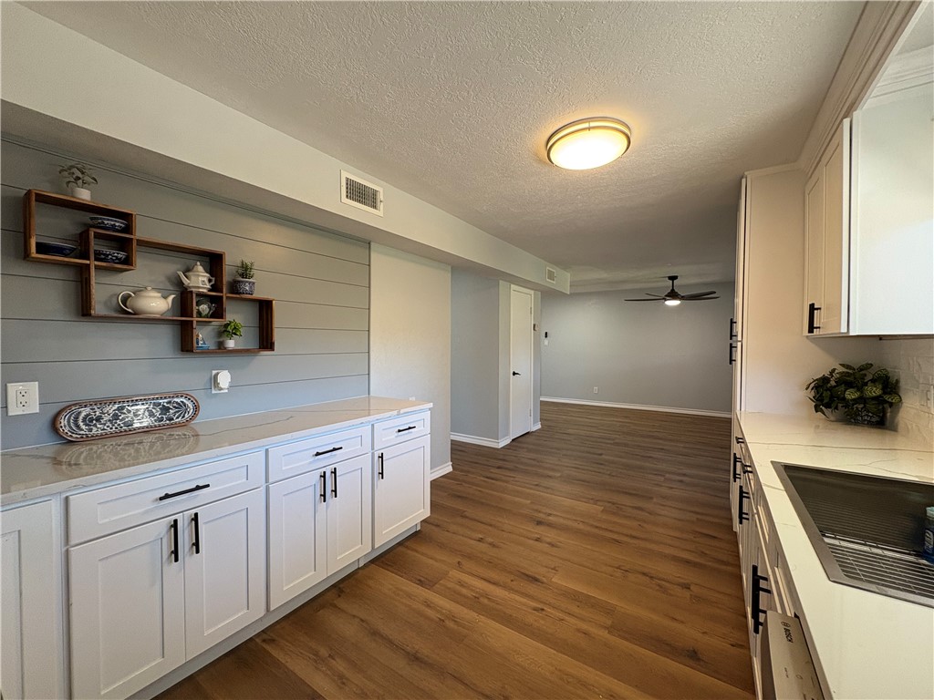 221 Ghent Pl Property Photo 5