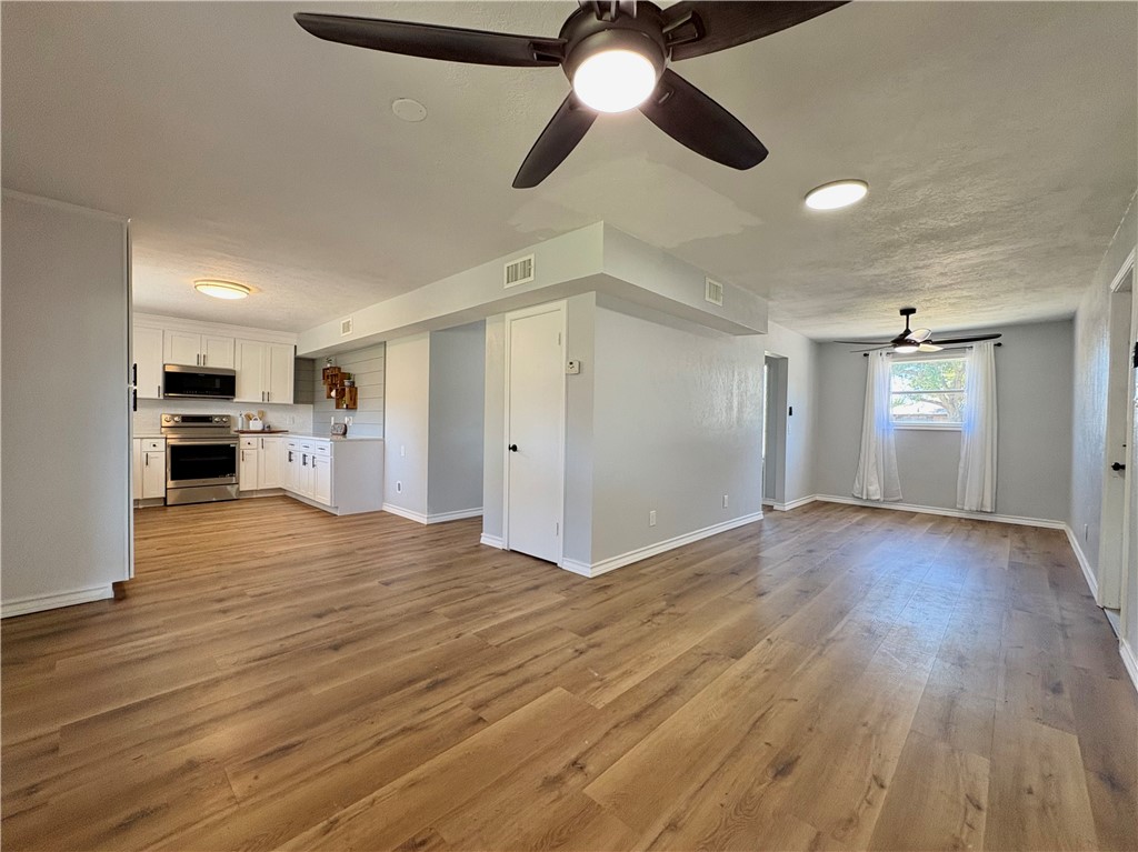 221 Ghent Pl Property Photo 6