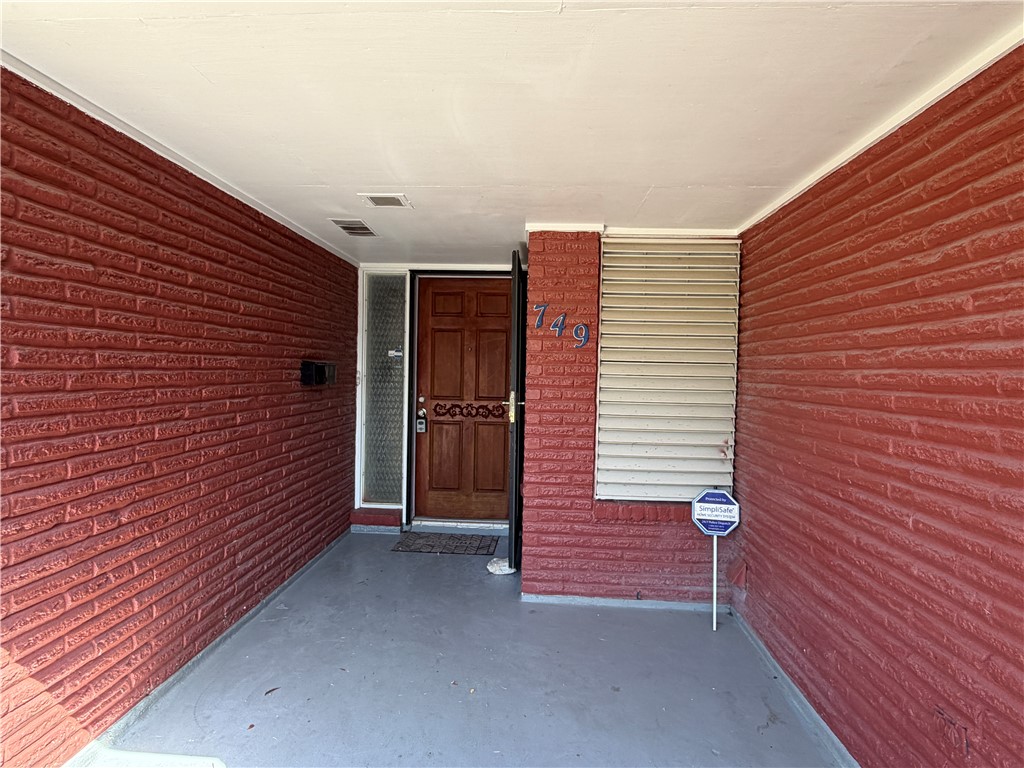 749 Burkshire Dr Property Photo 2