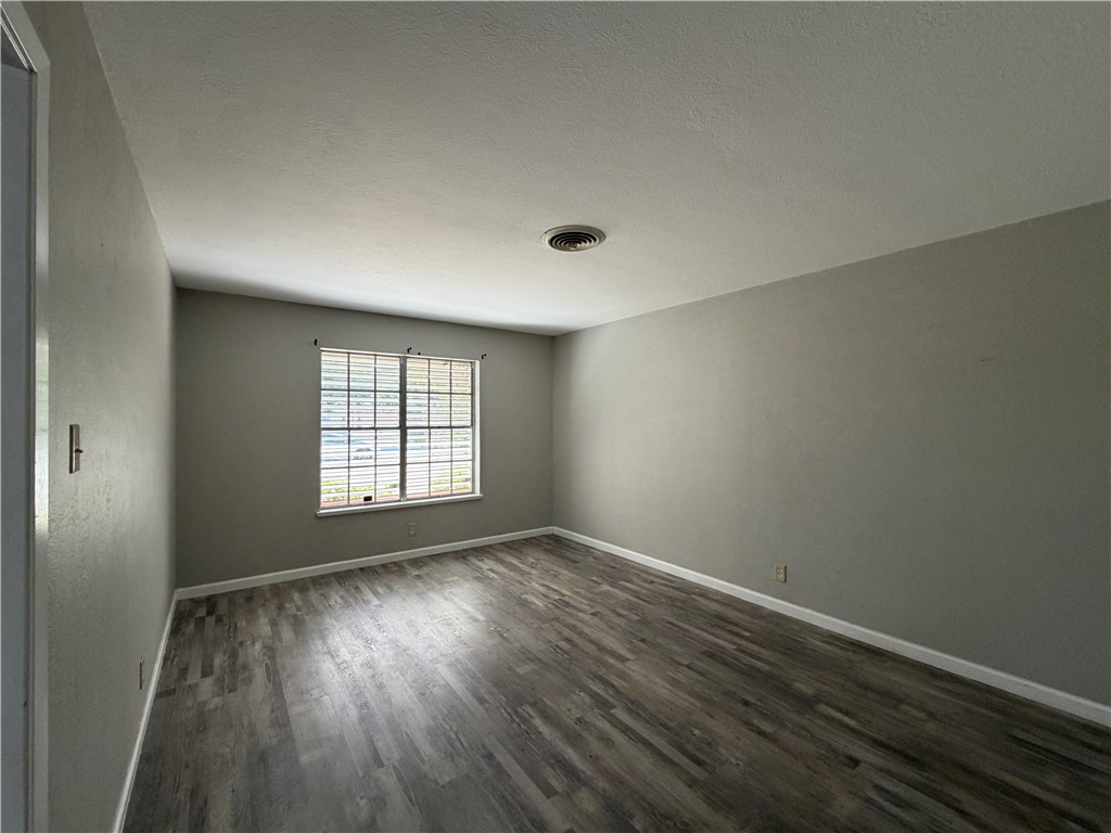 749 Burkshire Dr Property Photo 5