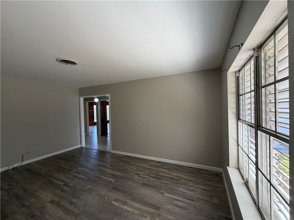 749 Burkshire Dr Property Photo 6