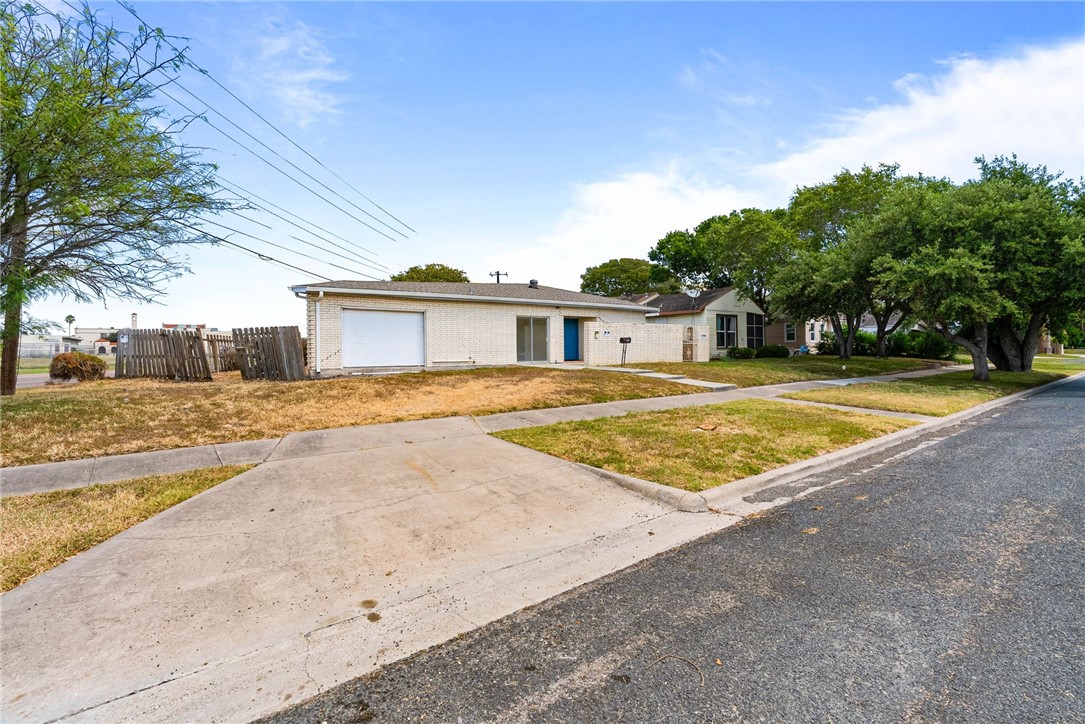 624 Del Mar Blvd Property Photo 3