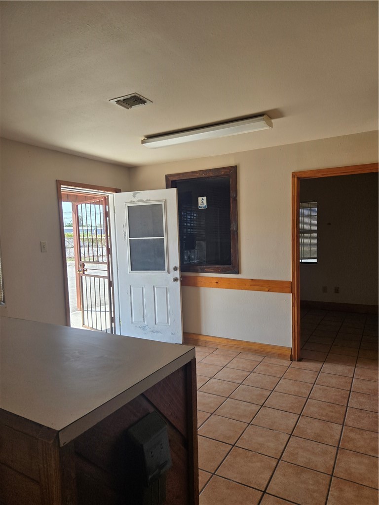 1010 S Staples St Property Photo 8
