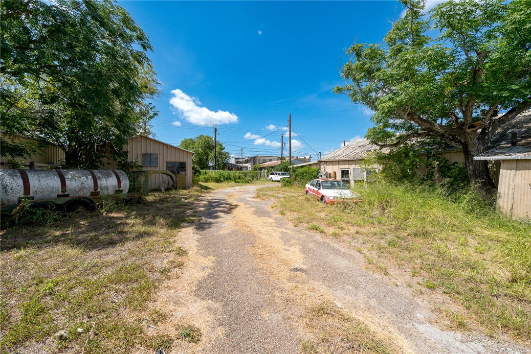 214 E Market St Property Photo 1
