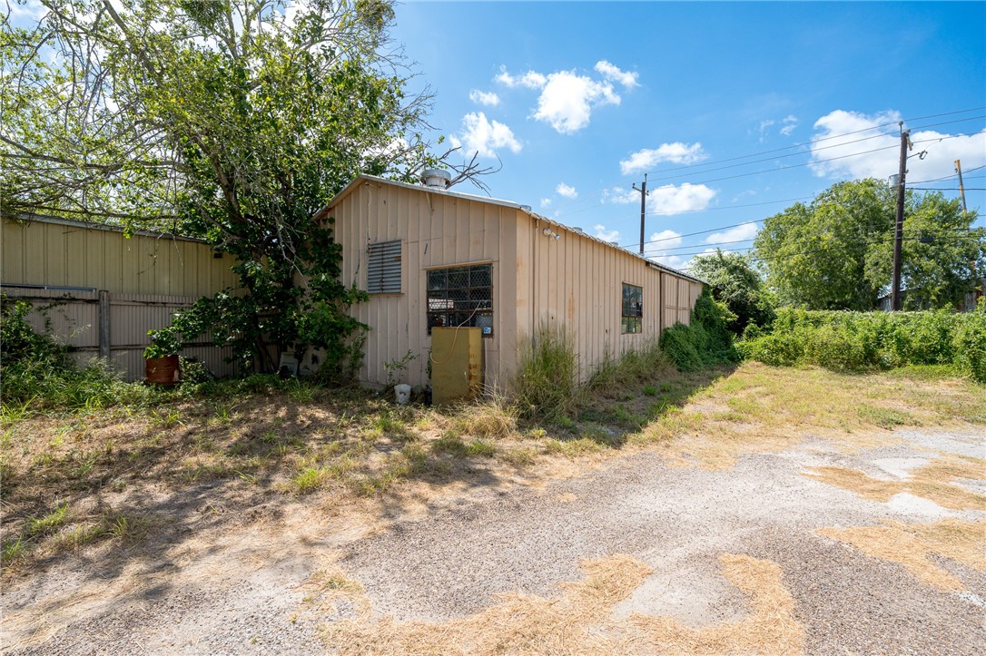 214 E Market St Property Photo 2