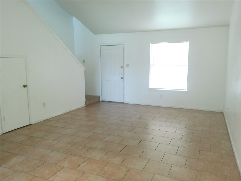 5725 Crestmore Dr Property Photo 2