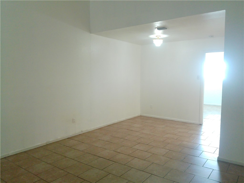 5725 Crestmore Dr Property Photo 3