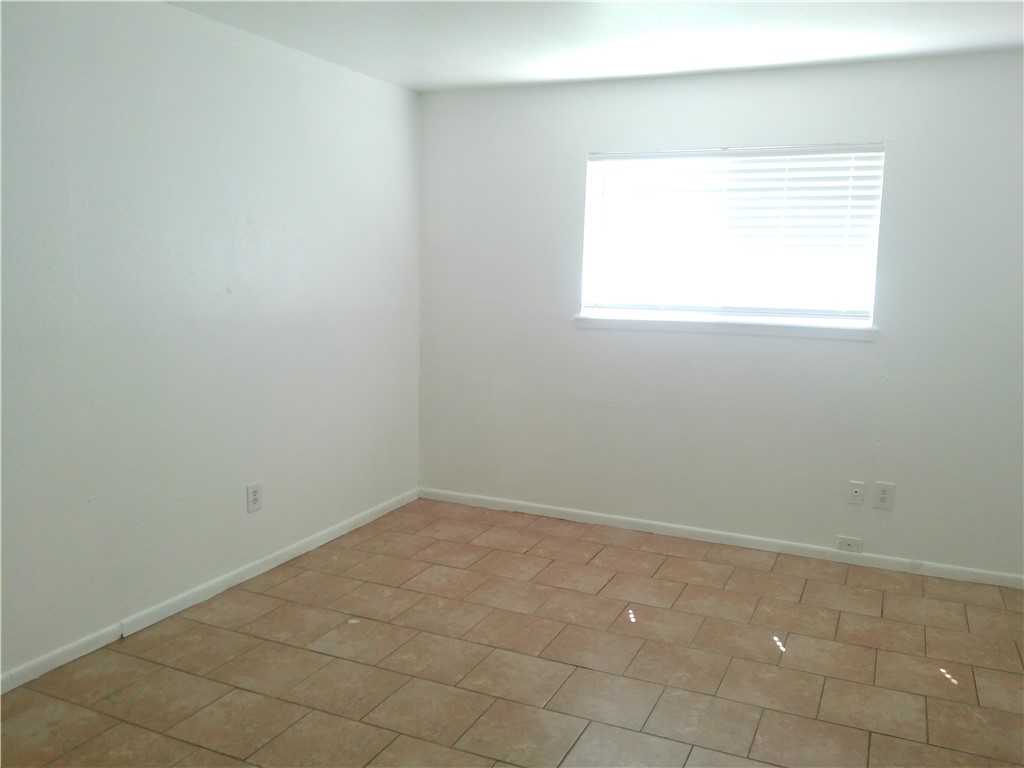 5725 Crestmore Dr Property Photo 5