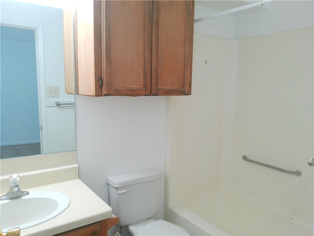 5725 Crestmore Dr Property Photo 6
