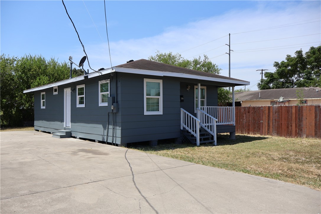 613 Francesca St Property Photo 4