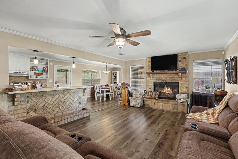 150 Fm 1360 Property Photo 4