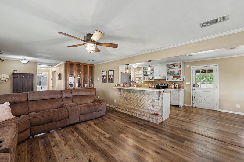 150 Fm 1360 Property Photo 5