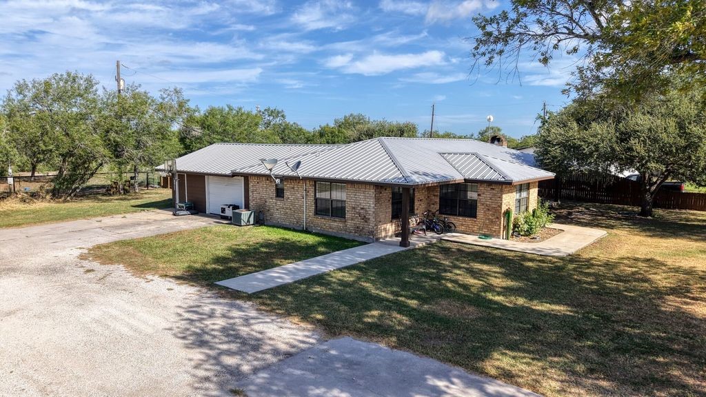 150 Fm 1360 Property Photo 32