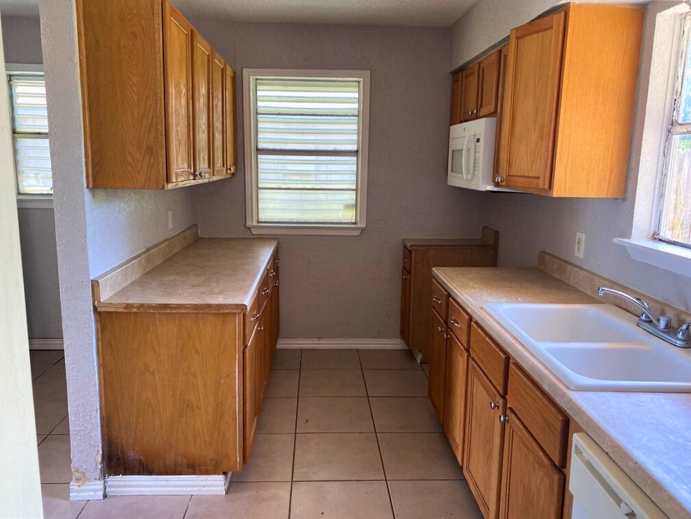 1233 Baywood Property Photo 3