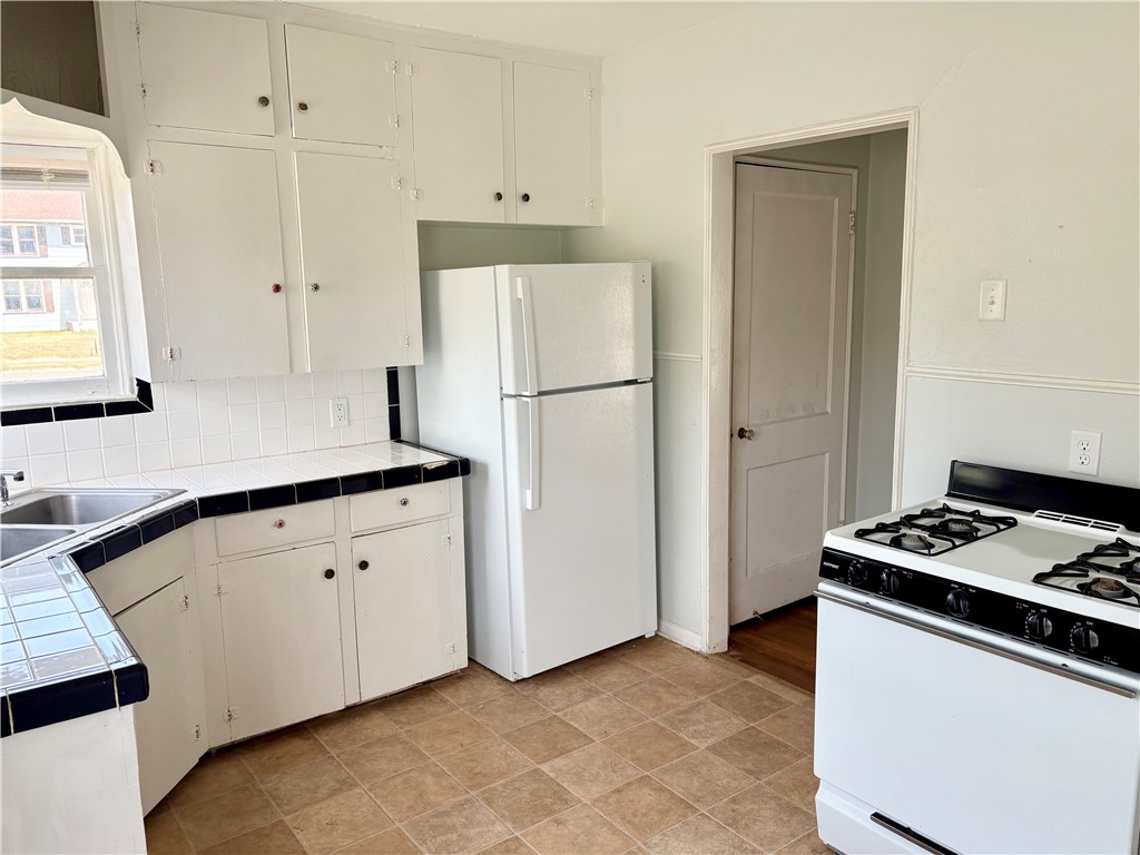 253 Oleander Ave 2 Property Photo 5