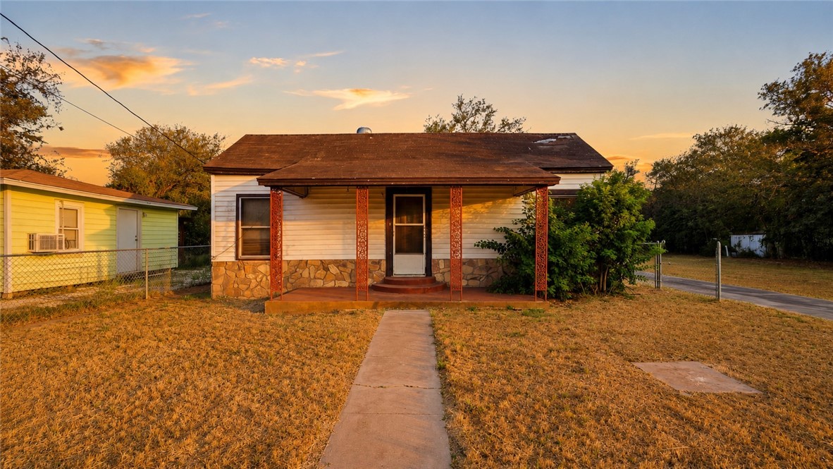 1403 W Crockett St Property Photo 1