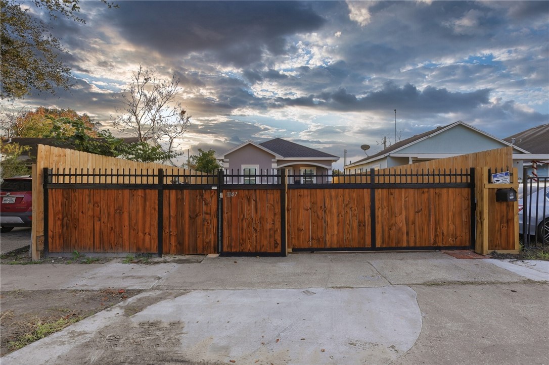 1147 Lolita St Property Photo 3