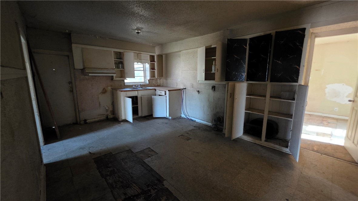 328 W Avenue D Property Photo 5