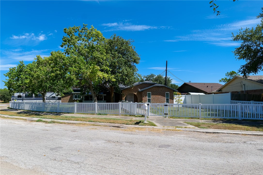 4913 Creekbend Road Property Photo 1