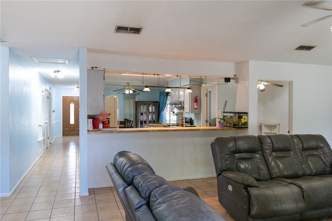 4913 Creekbend Road Property Photo 4