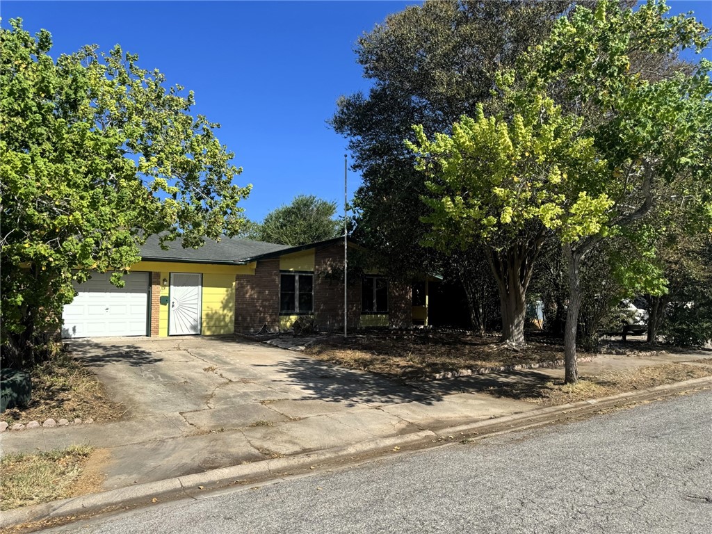 814 Crestview Dr Property Photo 1
