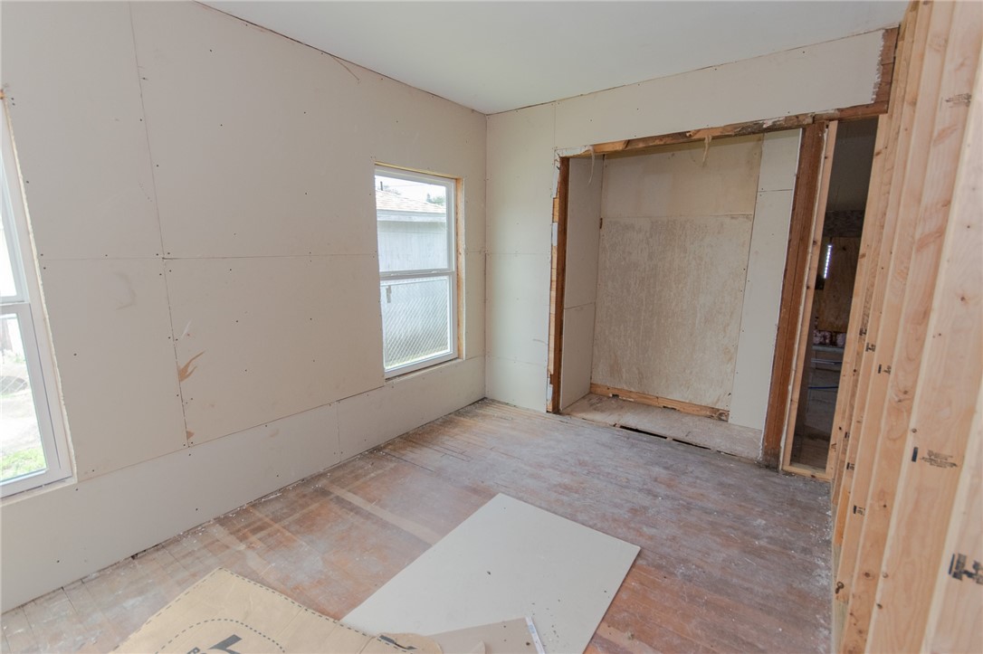 1333 Logan Ave Property Photo 8