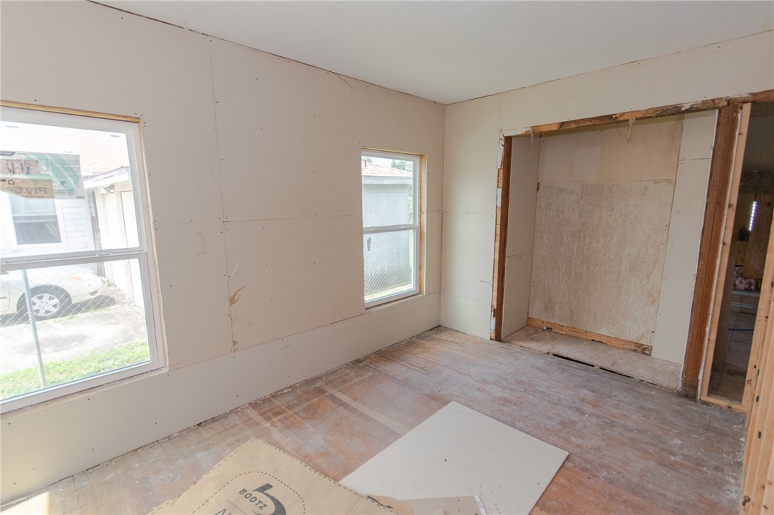 1333 Logan Ave Property Photo 9