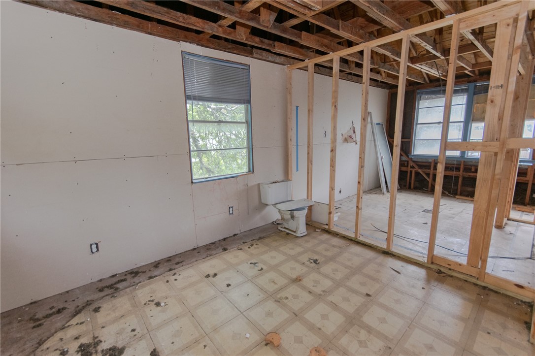 1333 Logan Ave Property Photo 19