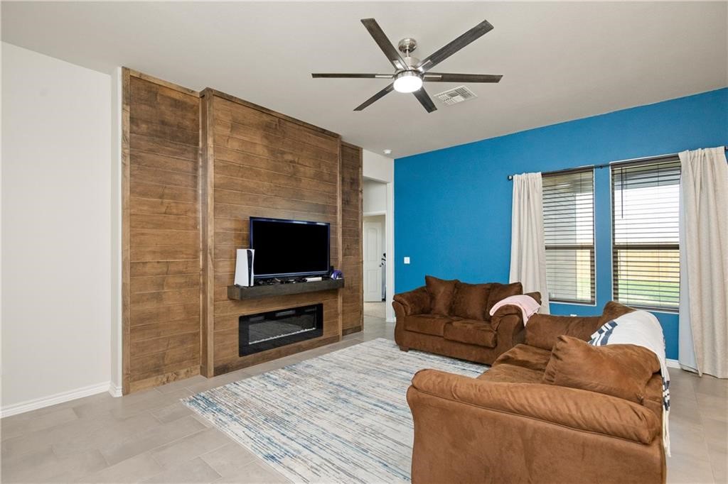 1039 Ocean Breeze St Property Photo 6