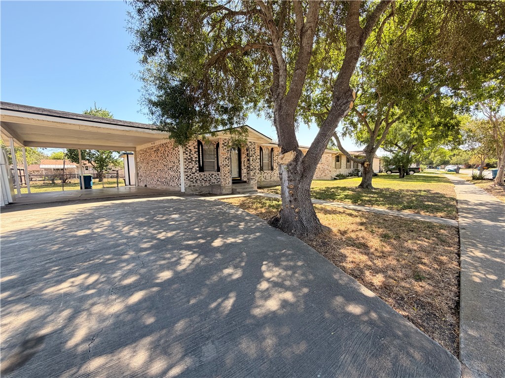 1018 Northcliff Dr Property Photo 2