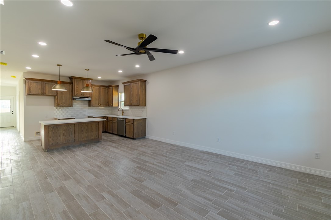 1049 N King St Property Photo 2