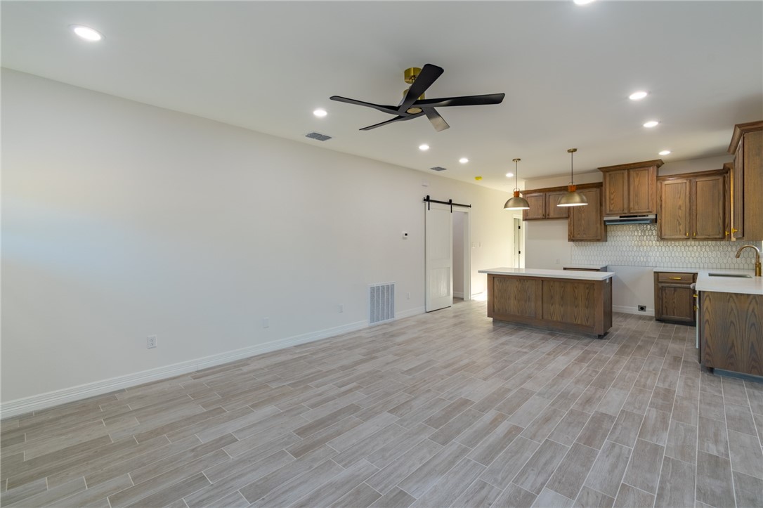 1049 N King St Property Photo 3