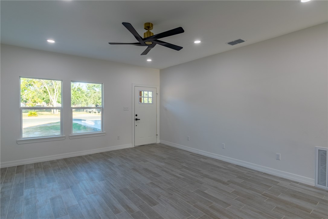 1049 N King St Property Photo 4