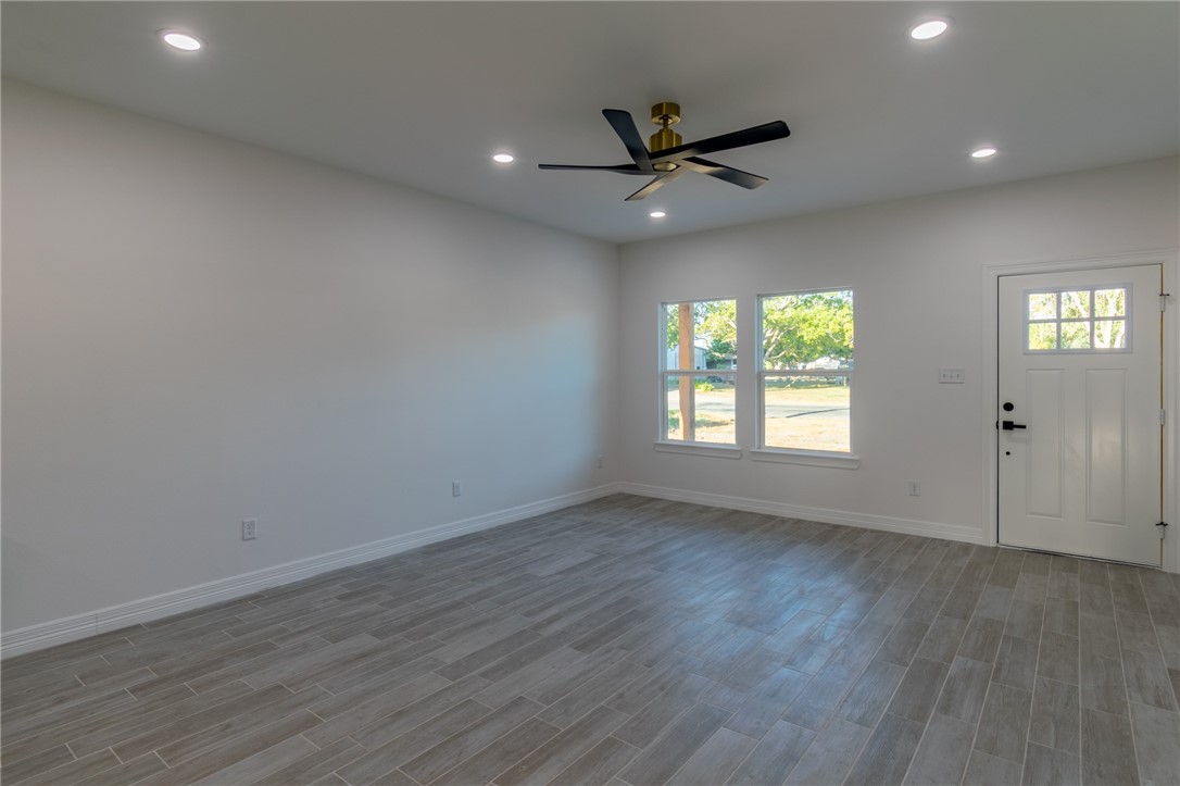 1049 N King St Property Photo 5