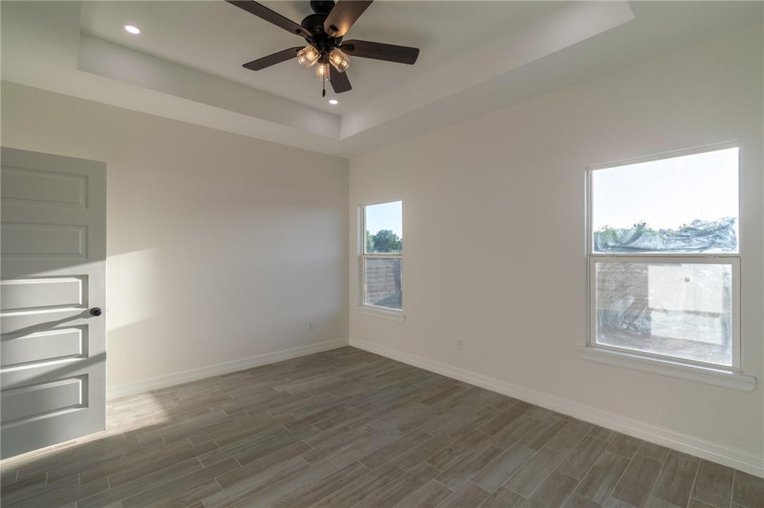 1049 N King St Property Photo 10