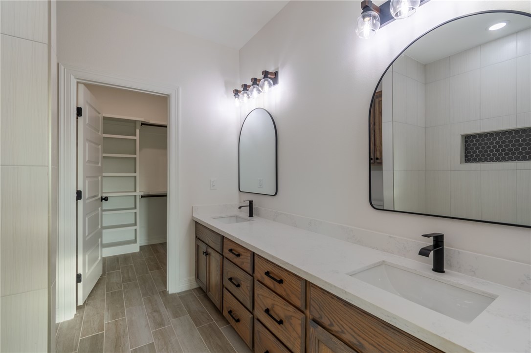 1049 N King St Property Photo 12