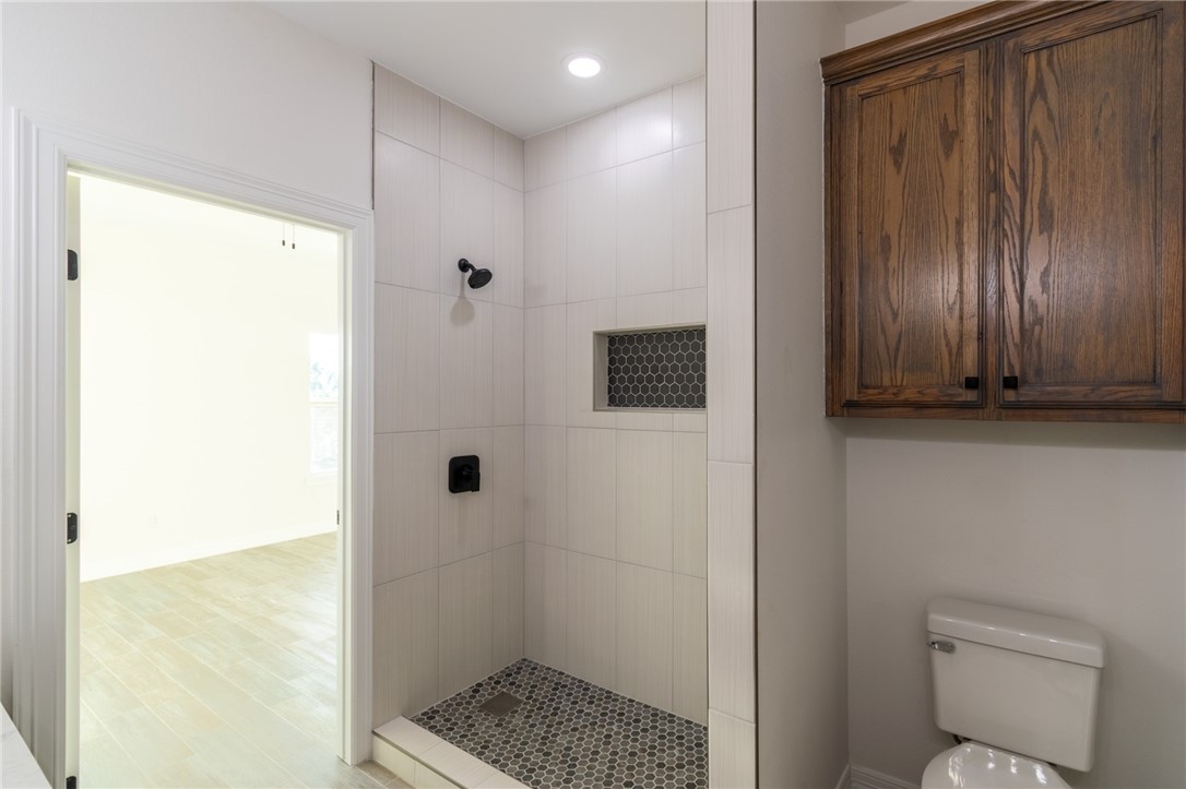 1049 N King St Property Photo 14