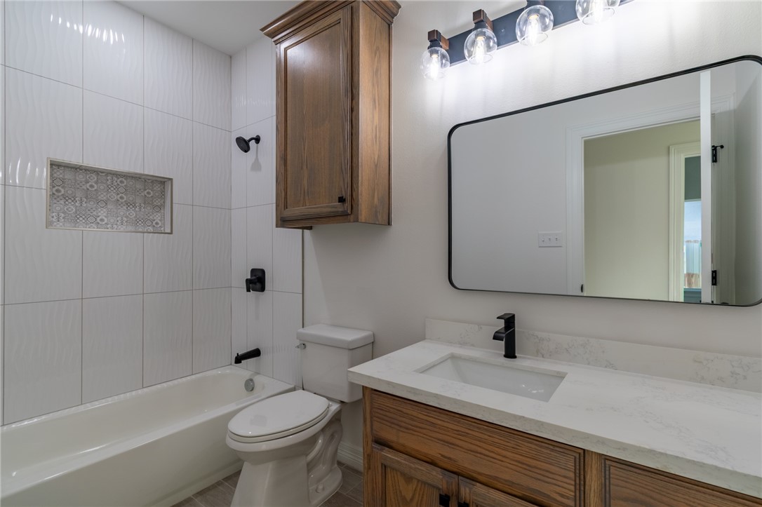 1049 N King St Property Photo 20